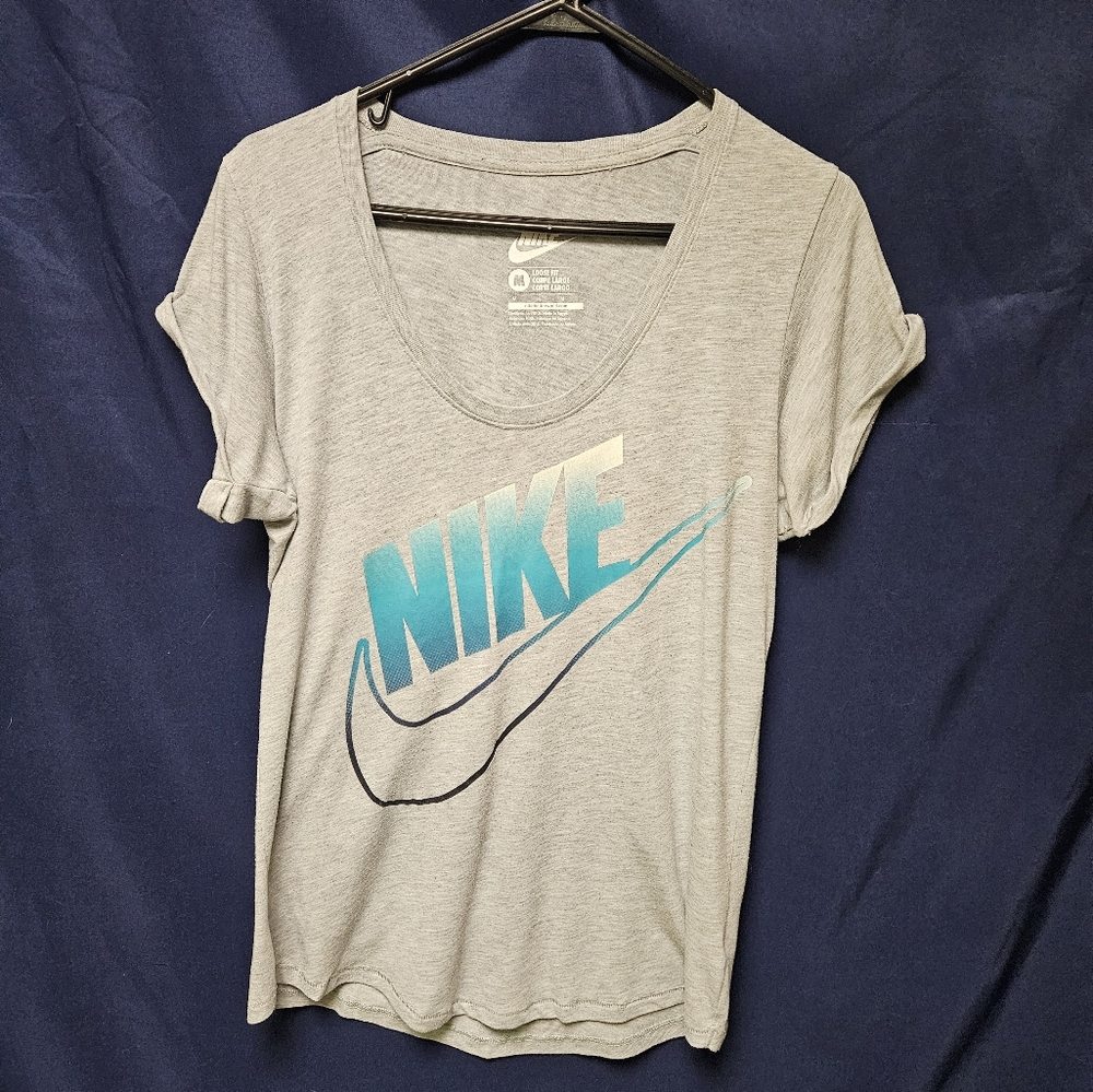 Women's size M NIKE Tshirt